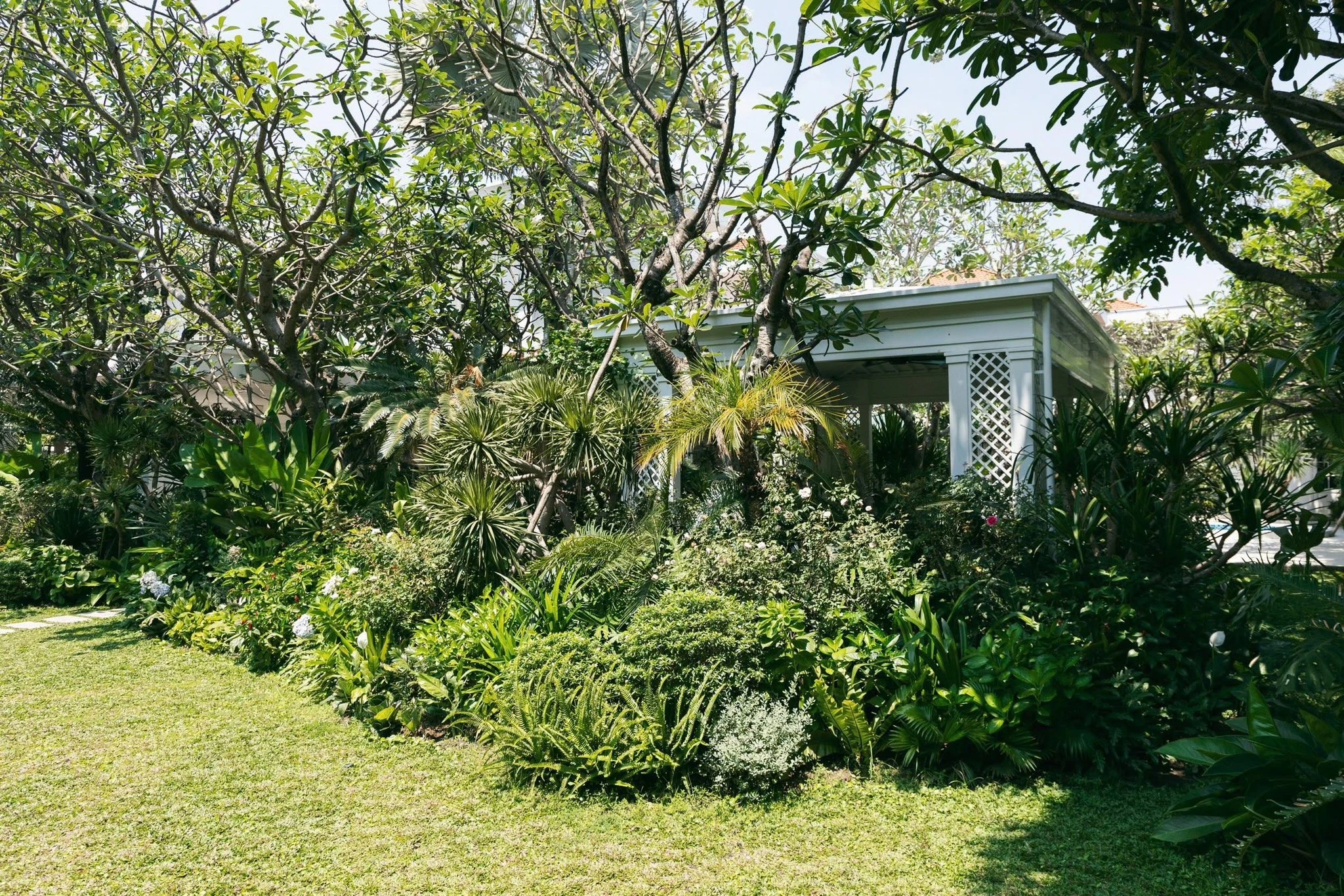 Cận cảnh ngôi nhà giữa rừng cây của 'ông bố đông con nhất showbiz Việt'