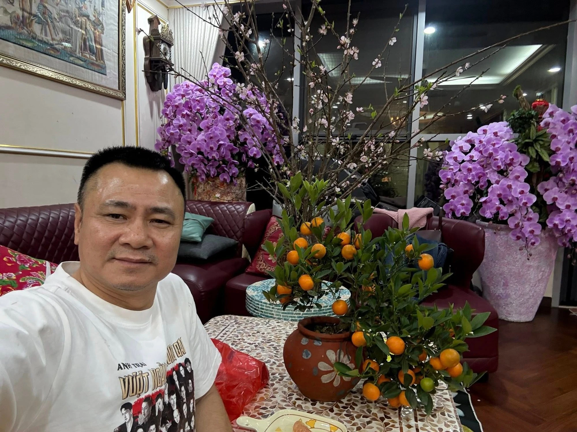 Đón Tết Bính Ngọ 2026, căn nhà của NSND Tự Long ngập tràn sắc hoa 