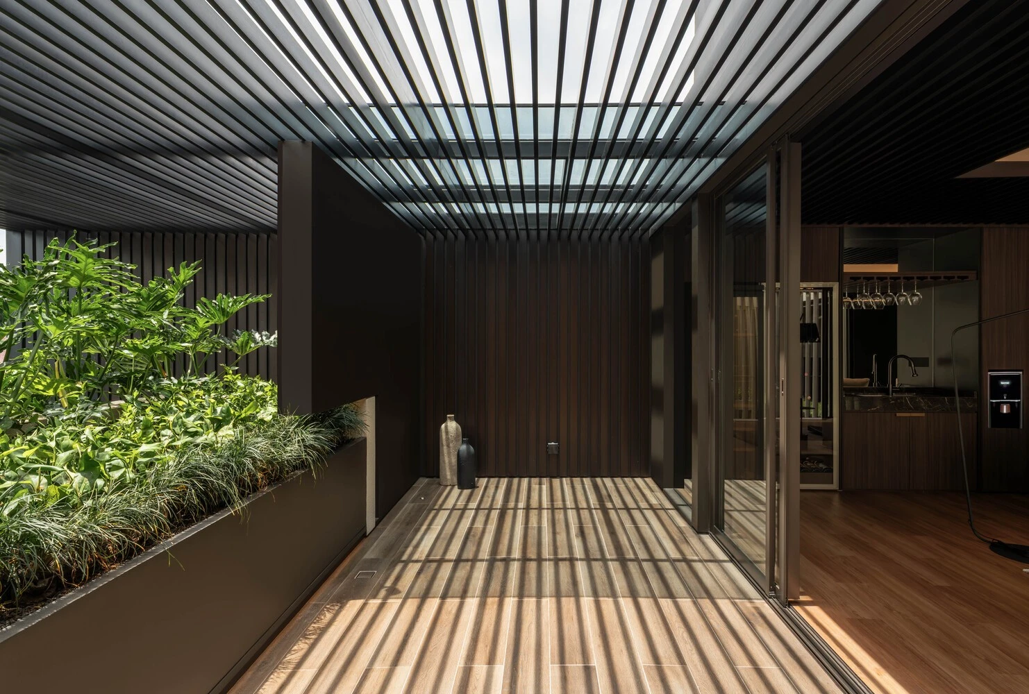 Độc đáo biệt thự chia đôi không gian để tạo khoảng 'thở'