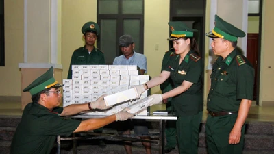 Bắt vụ vận chuyển gần 1 ngàn bao thuốc lá ngoại nhập lậu