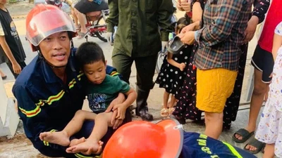 Gần hai giờ giải cứu cháu bé mắc kẹt trong ống nước