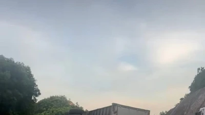 Tai nạn khiến xe tải lật nhào trên cao tốc Cam Lộ - La Sơn