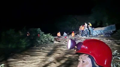 Xuyên đêm cứu hộ 4 người dân mắc kẹt giữa dòng nước lũ