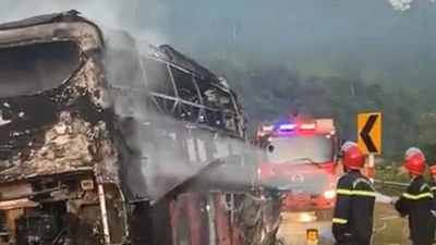 Xe khách bốc cháy trên tuyến Đà Nẵng - Huế, hành khách thoát hiểm an toàn