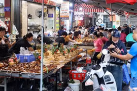 Thị trường đồ lễ sôi động, hoa tươi hút khách ngày rằm tháng Giêng 