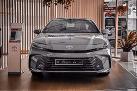 Toyota Camry bán chỉ 78 xe, vẫn là "vua" phân khúc tại Việt Nam