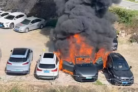 Avatr 06 điện mới mua ở Trung Quốc bất ngờ bốc cháy, 7 xe bị vạ lây