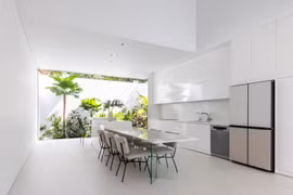 Báo Mỹ ca tụng ngôi nhà đơn giản với màu trắng tinh khôi ở TP HCM 