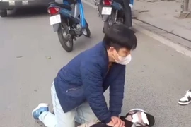 Gặp ca tai nạn giữa đường, bác sĩ xuống xe cứu người kịp thời
