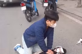 Gặp ca tai nạn giữa đường, bác sĩ xuống xe cứu người kịp thời