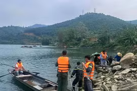 Lật thuyền trên hồ thủy điện Chiêm Hóa, hai người tử vong