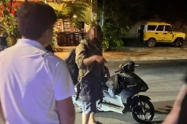 Tạm giữ người nước ngoài dùng dao tấn công làm Thiếu tá Công an rồi bỏ trốn