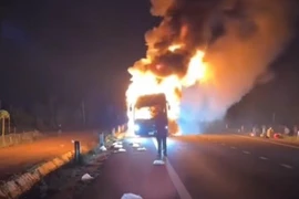 Cháy xe khách giường nằm trên đường Hồ Chí Minh, hành khách kịp thoát nạn