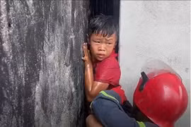 Nghẹt thở cảnh sát giải cứu bé trai mắc kẹt khe hở giữa hai bức tường