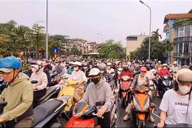 Giao thông đông đúc qua cầu Chương Dương do sửa cầu Long Biên