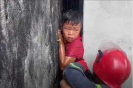 Nghẹt thở cảnh sát giải cứu bé trai mắc kẹt khe hở giữa hai bức tường