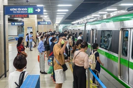 Người dân Hà Nội chuyển dịch sang giao thông công cộng dần thành thói quen