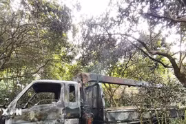 Vướng dây điện ở Hà Nội, xe cẩu cháy khiến lái xe tử vong