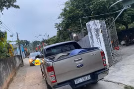 Công an xác minh clip tài xế đỗ ô tô chắn đường, bị tố 'thiếu hợp tác'