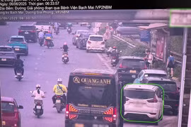 CSGT Hà Nội xử lý hàng chục ô tô dừng đỗ sai trên đường Giải Phóng