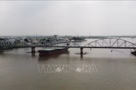 Sà lan đâm cầu Ghềnh khiến đường sắt Bắc - Nam tê liệt