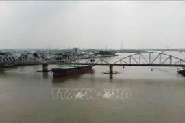 Sà lan đâm cầu Ghềnh khiến đường sắt Bắc - Nam tê liệt