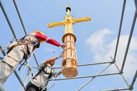 Hai Thánh giá mạ vàng 400 kg được lắp đặt tại Nhà thờ Đức Bà