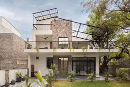 Ngôi nhà 3 tầng thoáng đãng với 4 khoảng thông tầng sáng tạo