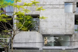 Nhà bê tông thô mộc kết nối ánh sáng và thông gió