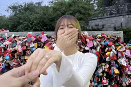 Hot girl Nhung Gumiho cười rạng rỡ khi được bạn trai cầu hôn