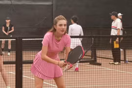 Lê Khánh Chi gây sốt sân pickleball với vẻ đẹp U40