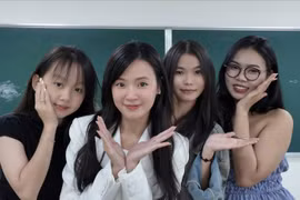 Nữ giảng viên Midu lộ nhan sắc thật qua ảnh sinh viên chụp