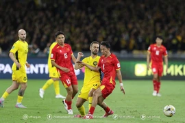 CĐV an ủi ĐTQG Việt Nam sau trận thua trước Malaysia