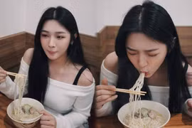 Ngồi ăn mỳ, nàng hot girl bất ngờ nổi tiếng "như cồn"