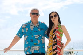 Nữ tỷ phú Madam Pang khoe dáng nuột nà bên chồng