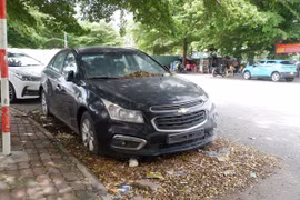 Ô tô đỗ ngoài đường không ai nhận, netizen tiếc đứt ruột