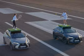 Lexus lập kỷ lục với màn chơi tennis "độc" trên nóc ôtô