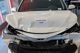 Toyota trưng bày Camry tai nạn "bẹp đầu, nát đuôi" ở đại lý