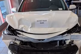 Toyota trưng bày Camry tai nạn "bẹp đầu, nát đuôi" ở đại lý