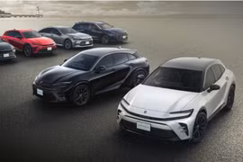 "Soi" Toyota Crown Sport The 70th đặc biệt từ 929 triệu đồng