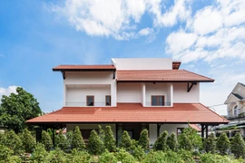 Nhà mái ngói hiện đại con gái xây cho bố mẹ dưỡng già