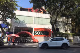 Cửa hàng thời trang giảm "sập sàn" ngày Black Friday, khách vẫn dửng dưng