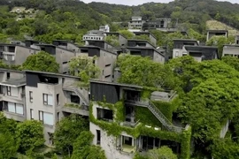 Bên trong ngôi làng toàn biệt thự, 10 năm không khoá cửa