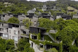 Bên trong ngôi làng toàn biệt thự, 10 năm không khoá cửa