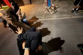 Bắt trend chụp ảnh kiểu "bóng mèo" đang gây bão trên mạng