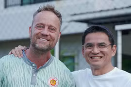 HLV Kiatisak "tiếp lửa" cho CLB Công an Hà Nội đấu Buriram