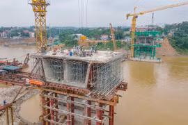 Cầu Phong Châu - Phú Thọ dần thành hình vươn ra sông Hồng