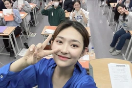 Danh tính cô giáo dạy Toán gây sốt với "vẻ đẹp tri thức"