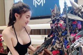 Nữ streamer Thái Lan gây sốt với bộ mô hình robot tiền tỷ