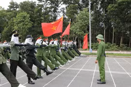 Nữ quân nhân trẻ chịu nắng luyện tập cho Lễ diễu binh A80